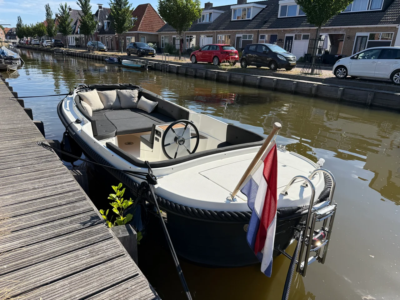 Sloep Zephyr vaart door de Friese wateren bij Franeker